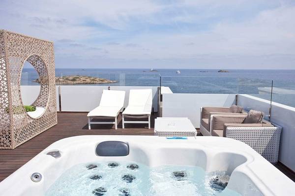 Terrasse des Torre del Mar Hotels mit Whirlpool und Meerblick.