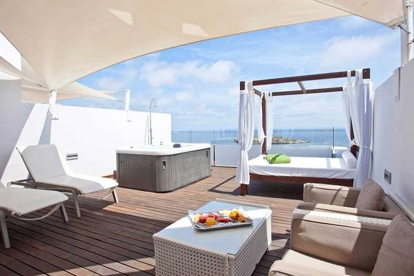 Terrasse mit Whirlpool und Meerblick im Torre del Mar Hotel.