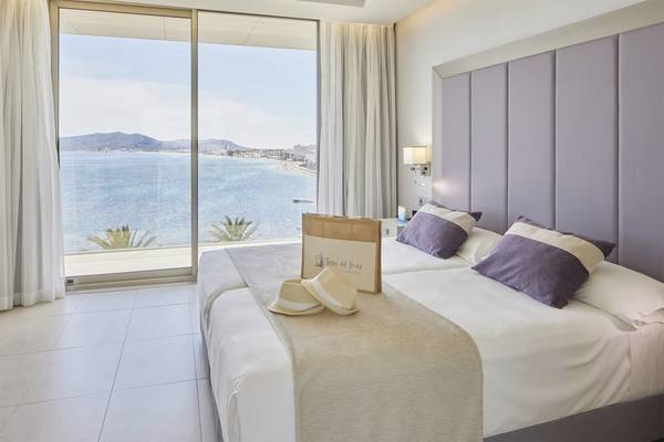 Ein modernes Hotelzimmer im Torre del Mar mit Blick auf das Meer und die Berge.