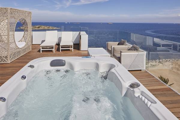 Whirlpool auf einer Terrasse mit Meerblick im Hotel Torre del Mar