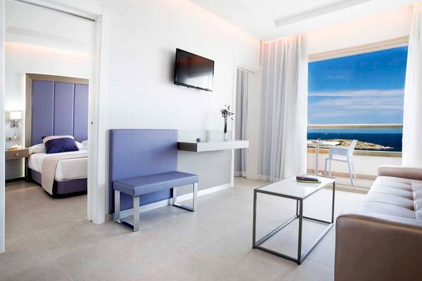 Innenansicht eines Hotelzimmers im Torre del Mar mit Blick auf das Meer.