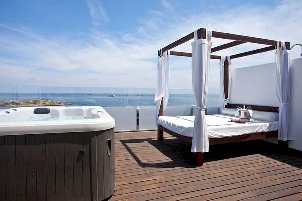 Terrasse des Torre del Mar Hotels mit Whirlpool und Bett mit Meerblick