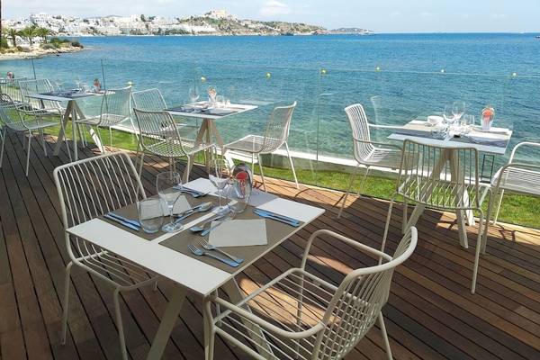 Terrasse des Torre del Mar Hotels mit Blick auf das Meer