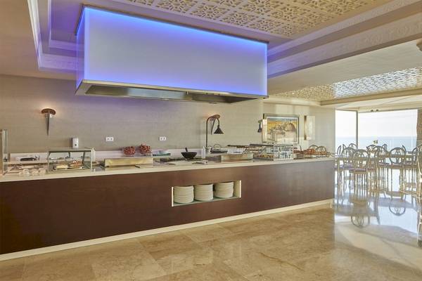 Frühstücksbuffet im Torre del Mar Hotel mit Blick auf das Meer.