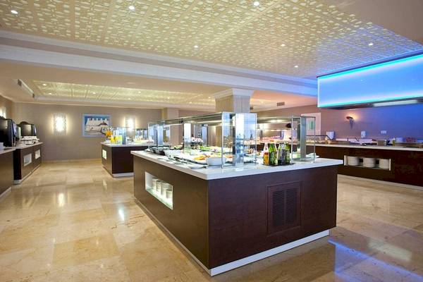 Buffetbereich des Torre del Mar Hotels mit verschiedenen Speisen, Getränken und einer modernen Einrichtung.