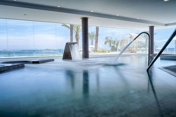 Pool im Torre del Mar Hotel mit Blick auf den Ozean