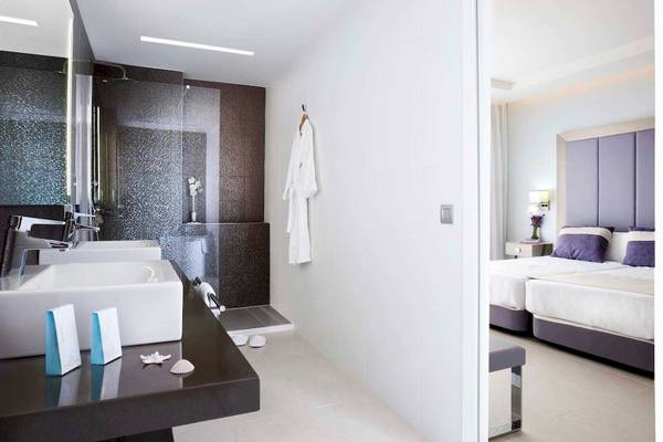 Badezimmer im Torre del Mar Hotel mit zwei Waschbecken und einer Dusche.