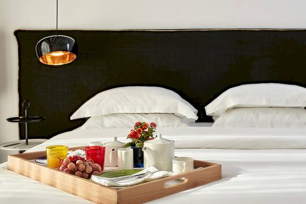 Frühstücksservice auf dem Bett im Myconian Avaton Resort