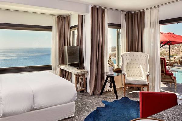 Suite im Myconian Avaton Resort mit Blick auf den Ozean und Pool.