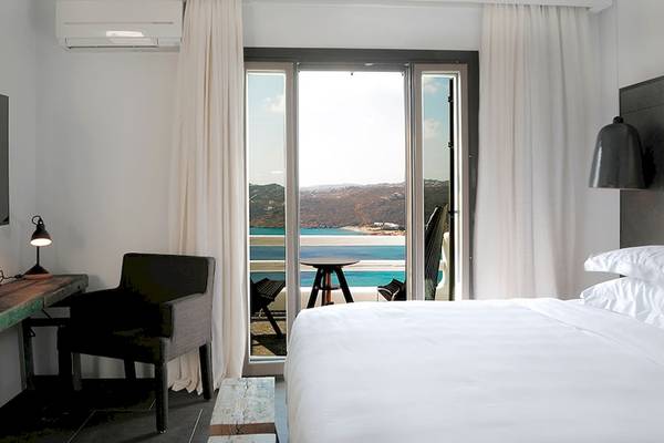 Ein elegantes Hotelzimmer im Myconian Avaton Resort mit Blick auf das Meer.