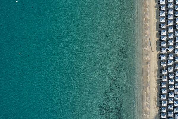 Luftaufnahme des Myconian Avaton Resorts mit Strand und Meer