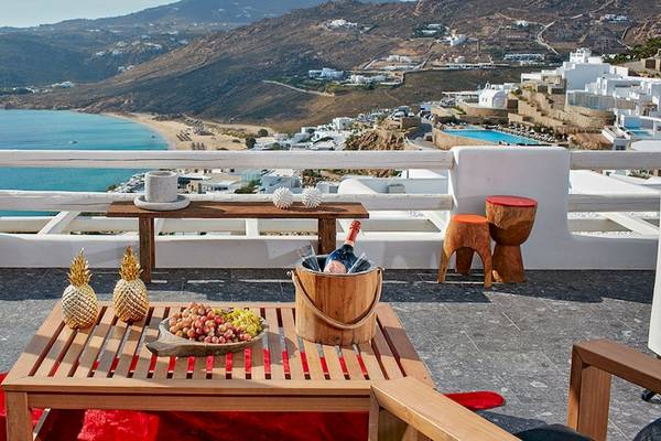 Terrasse des Myconian Avaton Resorts mit Blick auf die Bucht von Mykonos