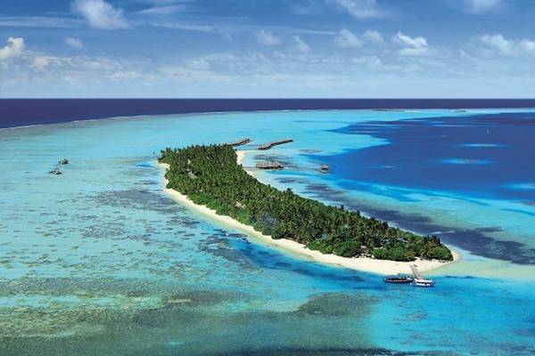 Luftaufnahme des Medhufushi Island Resorts mit blauem Ozean, weißem Sandstrand und grüner Insel