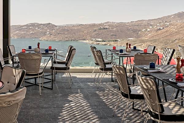 Terrasse des Myconian Avaton Resorts mit Blick auf das Meer und Berge