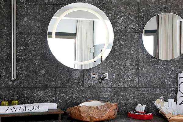 Badezimmer im Myconian Avaton Resort mit zwei runden Spiegeln, Toilettenartikeln und Handtüchern.