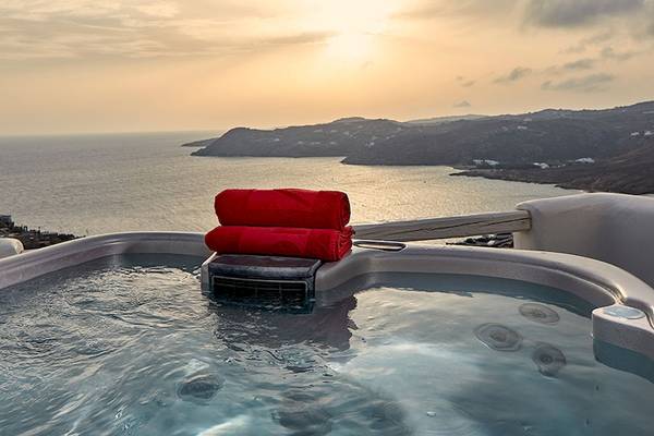 Jacuzzi mit Meerblick im Myconian Avaton Resort mit roten Handtüchern.