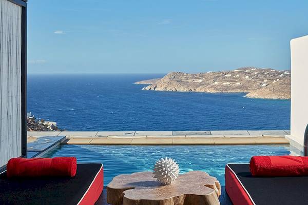 Pool-Ansicht im Myconian Avaton Resort mit Blick auf das Meer und Inseln
