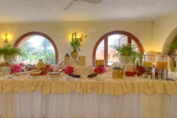 Frühstücksbuffet im Ta' Cenc & Spa Hotel mit vielen Gerichten und Dekorationen.