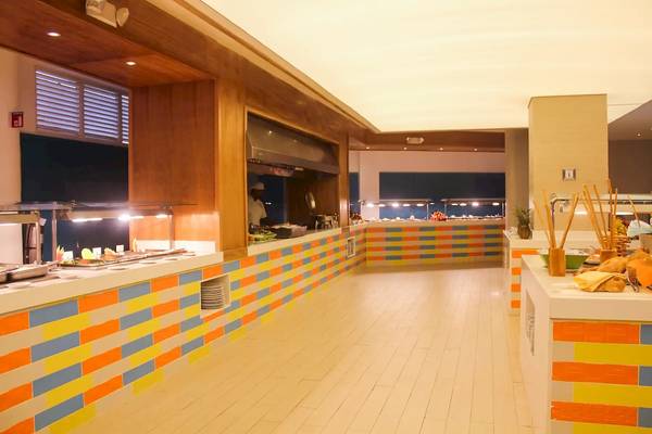 Buffet im Viva Tangerine by Wyndham Hotel mit bunten Wandfliesen und serviertheken.