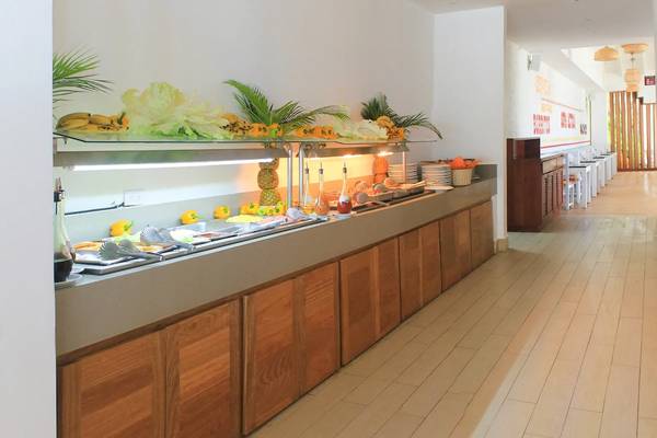 Frühstücksbuffet im Viva Tangerine by Wyndham Hotel mit verschiedenen Früchten und Speisen.