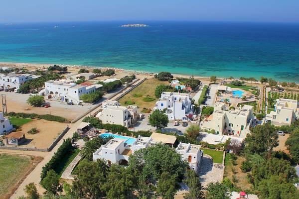 Luftaufnahme des Villa Romantica Hotels mit mehreren weißen Gebäuden, Swimmingpools und einem Blick auf das Meer.