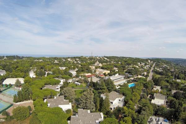 Luftaufnahme des Sierra Silvana Hotels mit Swimmingpool und Tennisplatz