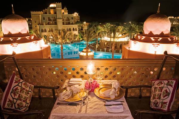 Makadi Palace Aussicht auf Pool bei Nacht mit illuminierten Gebäuden und Palmen