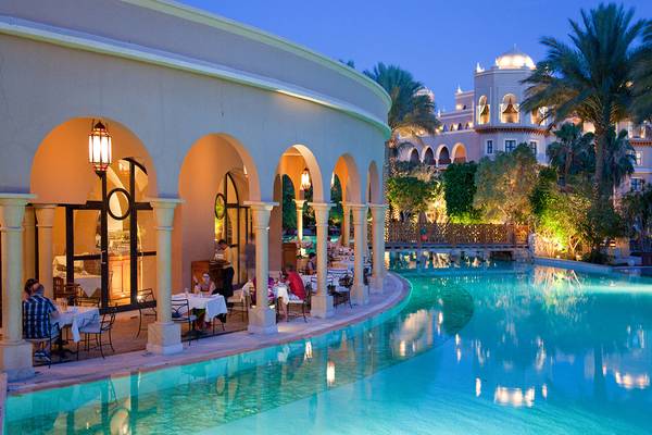 Makadi Palace Hotel Pool-Essbereich bei Nacht mit Gästen und Palmen