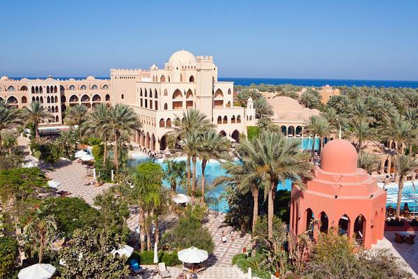 Luftaufnahme des Makadi Palace Hotels mit Swimmingpool und Gärten