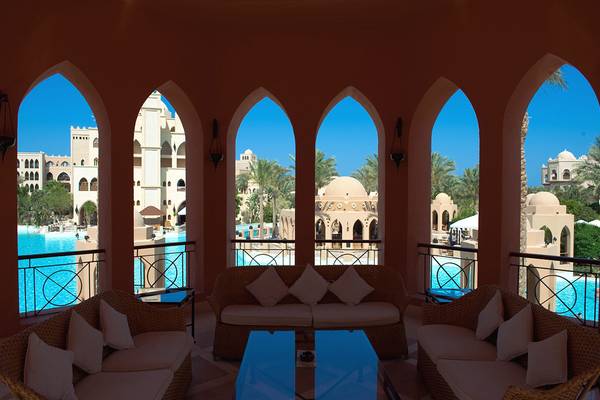 Innenansicht des Makadi Palace mit Blick auf den Pool und die Architektur.