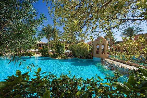 Außenansicht des großen Schwimmbads des Makadi Palace Hotels