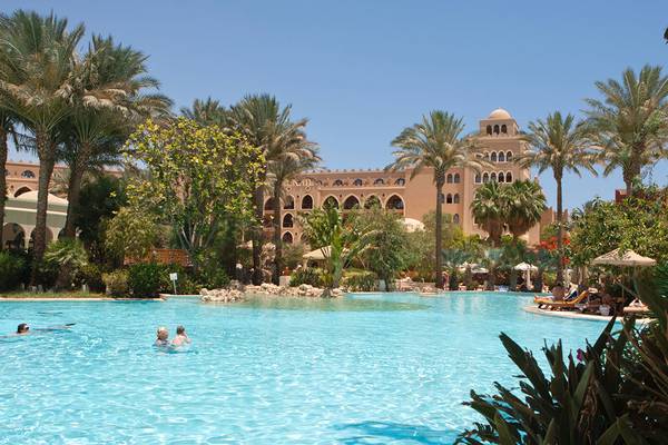 Schwimmbadbereich des Makadi Palace Hotels mit Menschen und Palmen