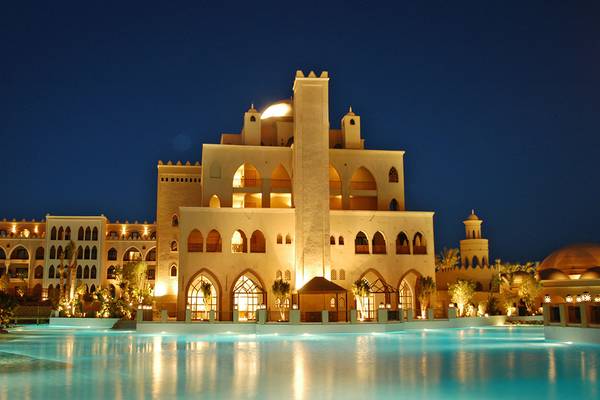 Makadi Palace Hotel bei Nacht mit Pool und Beleuchtung