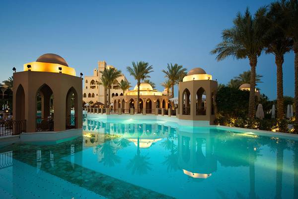 Makadi Palace Hotel Pool bei Nacht mit blauem Wasser und reflektierenden Gebäuden