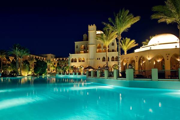 Makadi Palace Hotel Pool bei Nacht mit Beleuchtung und Gebäuden