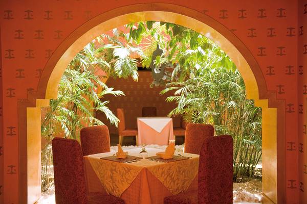 Sitzecke im Makadi Palace Restaurant mit Blick in den Garten.