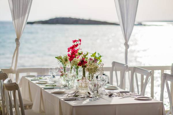 Tisch im Restaurant des Nissi Beach Resorts mit Blick auf das Meer