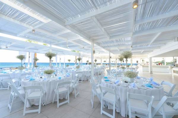 Hochzeitsbankettbereich auf der Terrasse des Nissi Beach Resorts mit Blick auf das Meer.