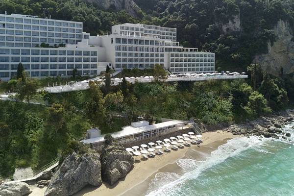 Alkyna Lifestyle Beach Resort Außenansicht mit Hotel und Strand