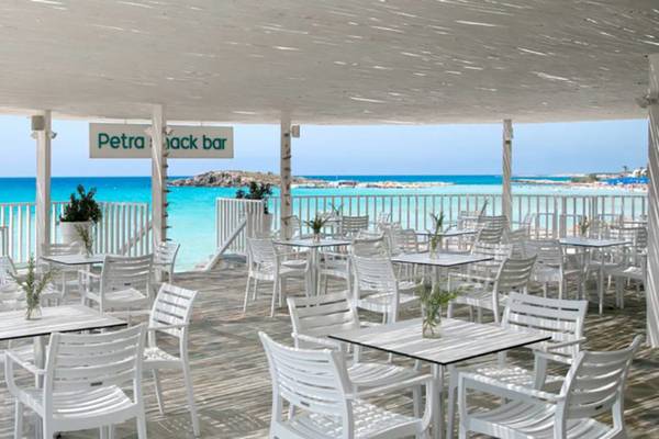 Terrasse des Petra Jack Bars im Nissi Beach Resort mit Blick auf das Meer