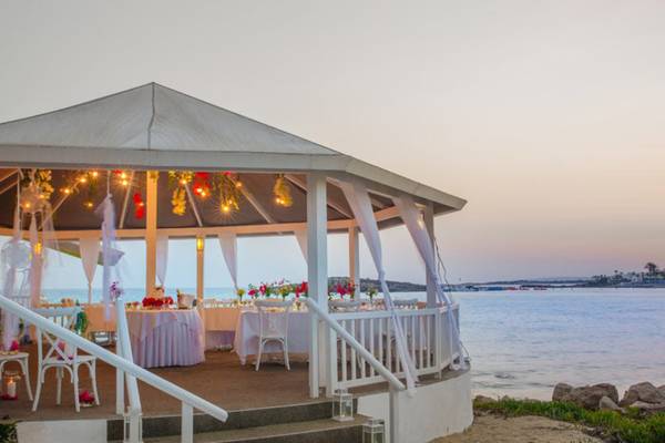 Nissi Beach Resort Pavillon am Abend mit Blick auf das Meer