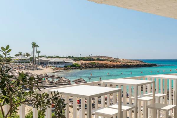 Aussicht von der Terrasse des Nissi Beach Resorts auf den Strand und das Meer.