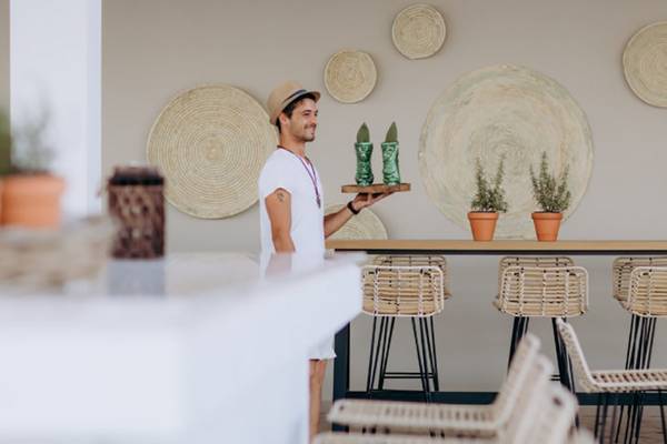 Mann im Nissi Beach Resort ein Raetsel haltend