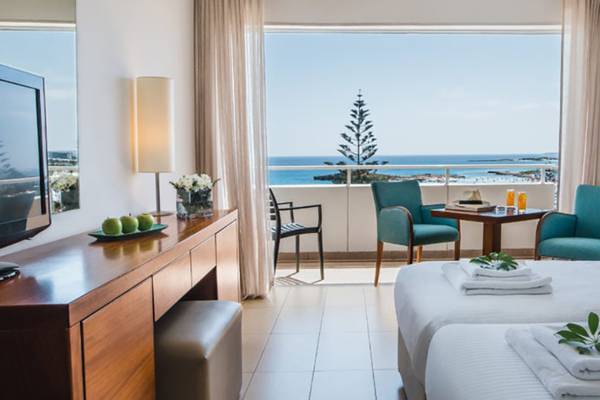 Doppelzimmer im Nissi Beach Resort Hotel mit Meerblick und Balkon.