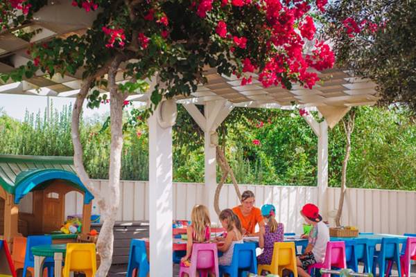 Kinder spielen im Freien unter einem Pavillon im Nissi Beach Resort.