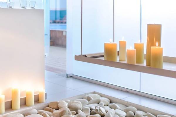 Innenansicht des Nissi Beach Resorts mit Kerzen-Arrangement und Steinen.