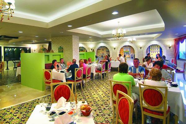 Gäste essen im Restaurant des Royal Dragon Hotels