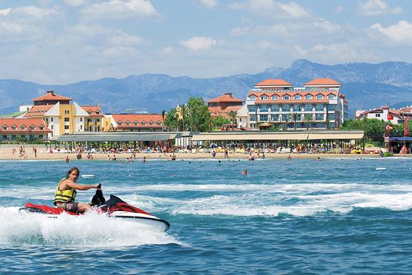 Eine Person fährt auf einem Jet-Ski in der Nähe des Seher Resort & Spa.