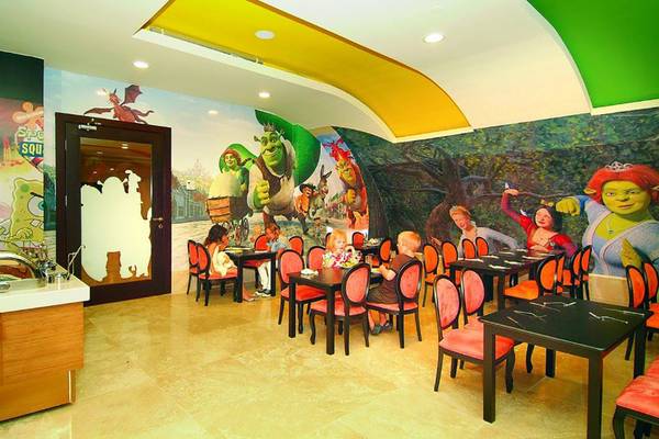 Kinderrestaurant im Royal Dragon Hotel mit Shrek-Wandmalereien, wo Kinder essen