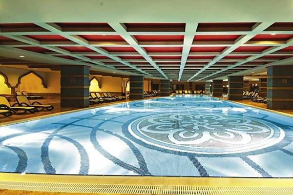 Innenpool des Royal Dragon Hotels mit einem geometrischen Muster auf dem Boden.